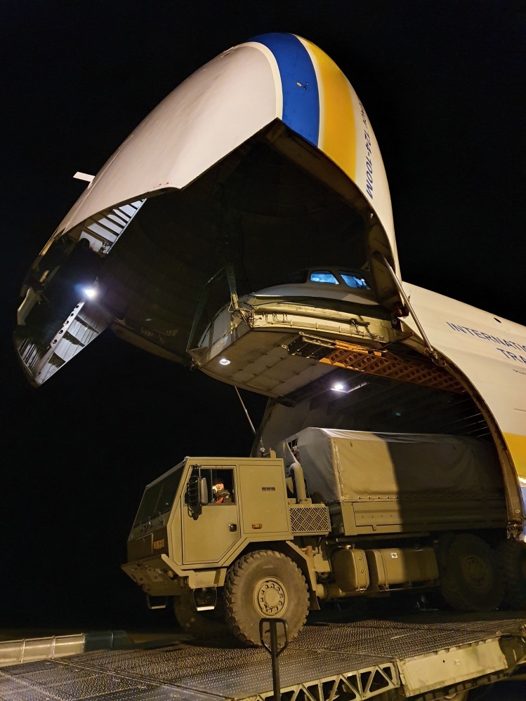 Ruslan při nakládání zepředu otevře svůj čumák