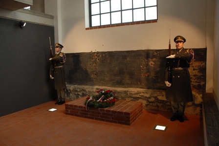 V příštím roce se součástí pietního místa stane i expozice Vojenského historického ústavu věnovaná událostem a osobnostem spojeným s jízdárnou ruzyňských kasáren. 