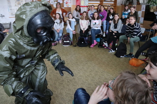 S chemickým oblekem se dají i strašit spolužáci.