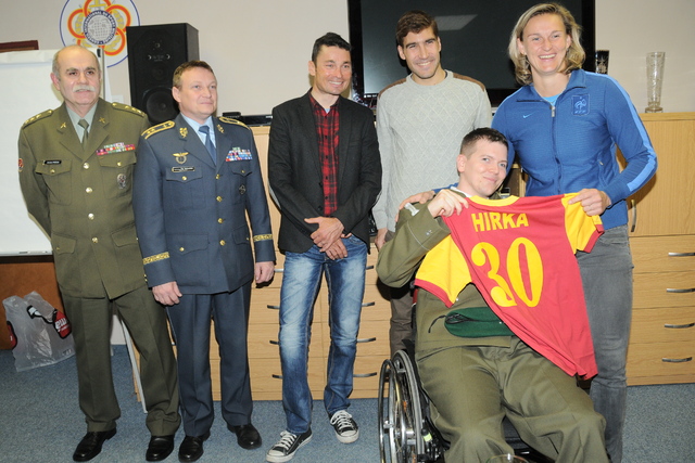 S des. Lukášem Hirkou olympijští vítězové Barbora Špotáková, David Svoboda, Jiří Ježek a gen. Petr Mikulenka, ředitel ASC DUKLA plk. Priščák