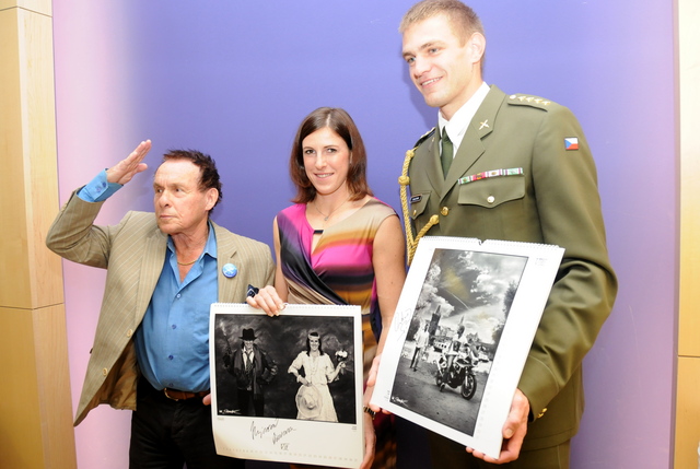 S kalendářem pózují Jan saudek, Zuzana Hejnová a Ondřej Synek