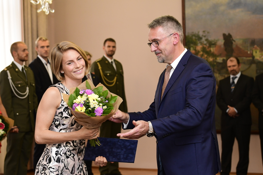 S pamětním listem a květinou moderní pětibojařka Eliška Přibylová
