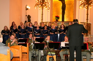 S vojenskými hudebníky vystoupil i ženský sbor Mariella