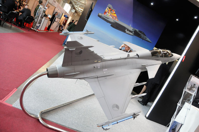 Pozornost budil stánek britsko-švédského konsorcia BAE Systems/SAAB, které je výrobcem stíhaček Gripen