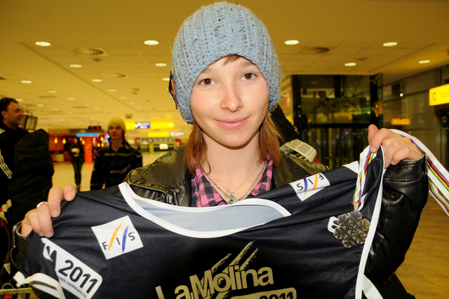 Šárka Pančochová s dresem a medailí z MS 2011