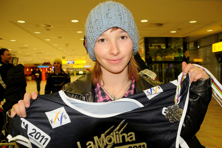 Šárka Pančochová s dresem a medailí z MS 2011