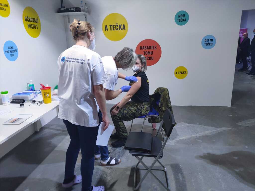 Vojenská policie pomáhá v nově vzniklém vakcinačním centru