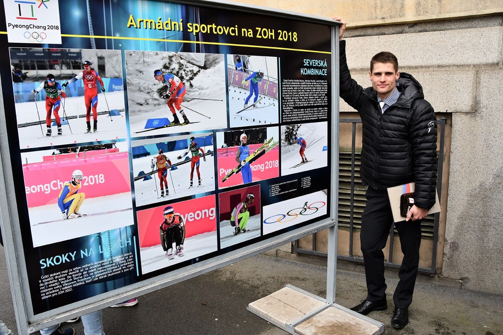 Sdruženář Miroslav Dvořák si prohlídl své fotografie z nedávno skončených ZOH