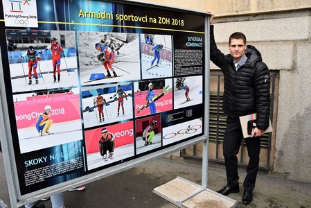 Sdruženář Miroslav Dvořák si prohlídl své fotografie z nedávno skončených ZOH
