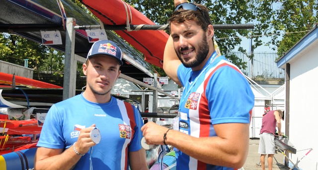 Se stříbrnými medailemi z MS Martin Fuksa a Josef Dostál