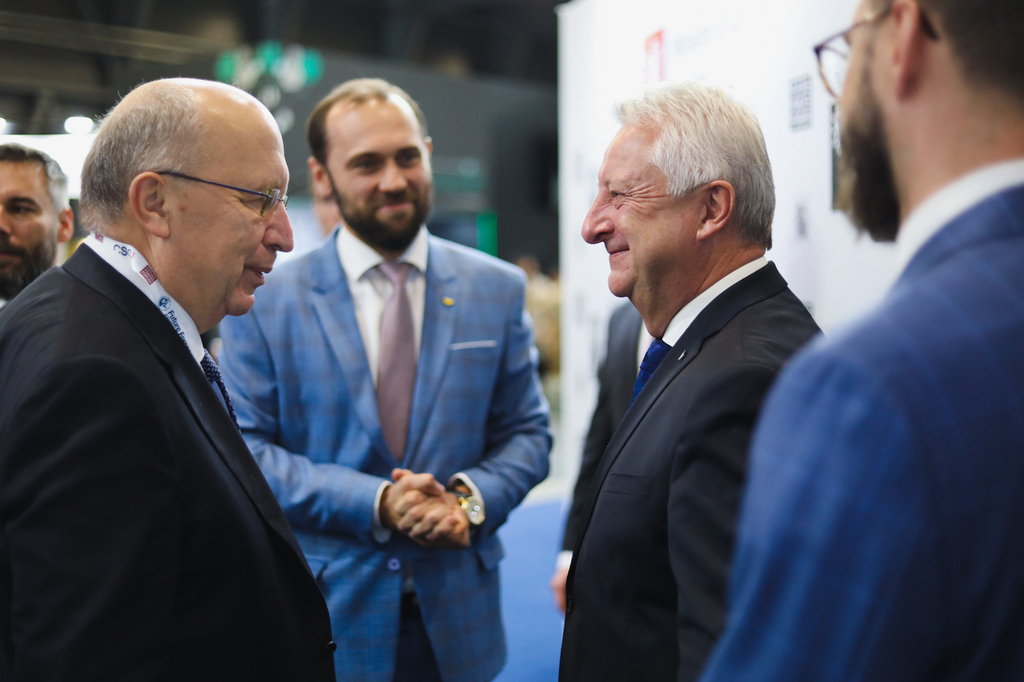 Ministr obrany se sešel s eurokomisařem pro vesmír Kubiliusem