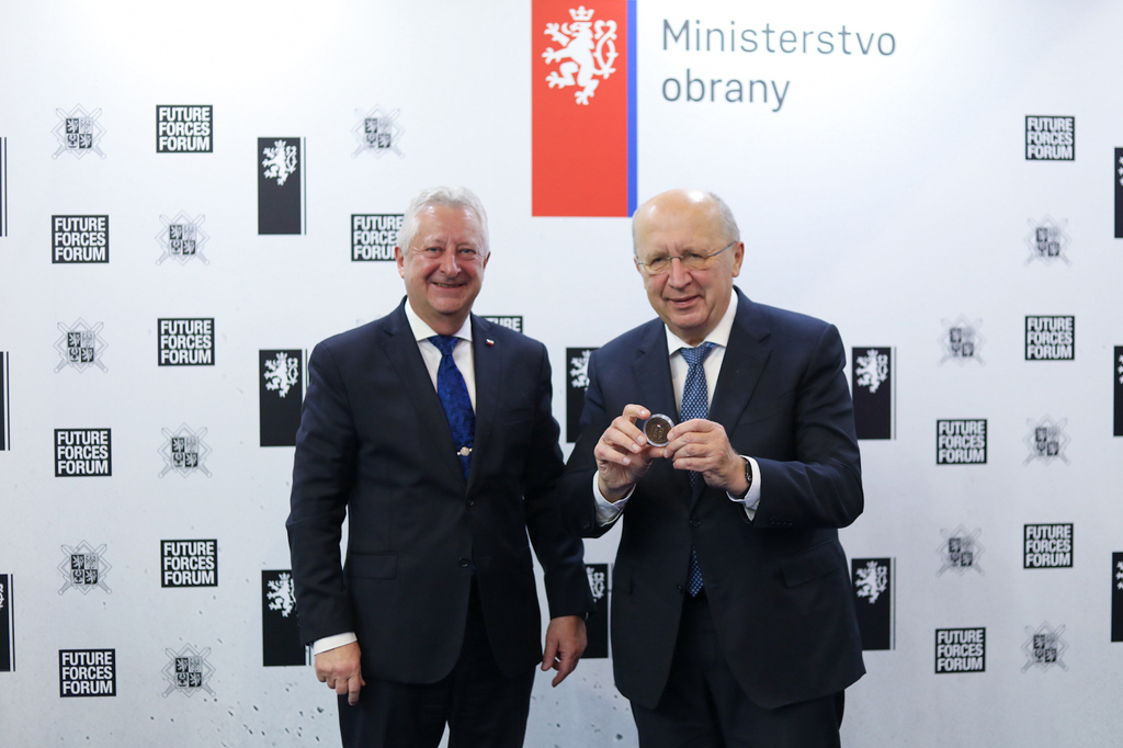 Ministr obrany se sešel s eurokomisařem pro vesmír Kubiliusem