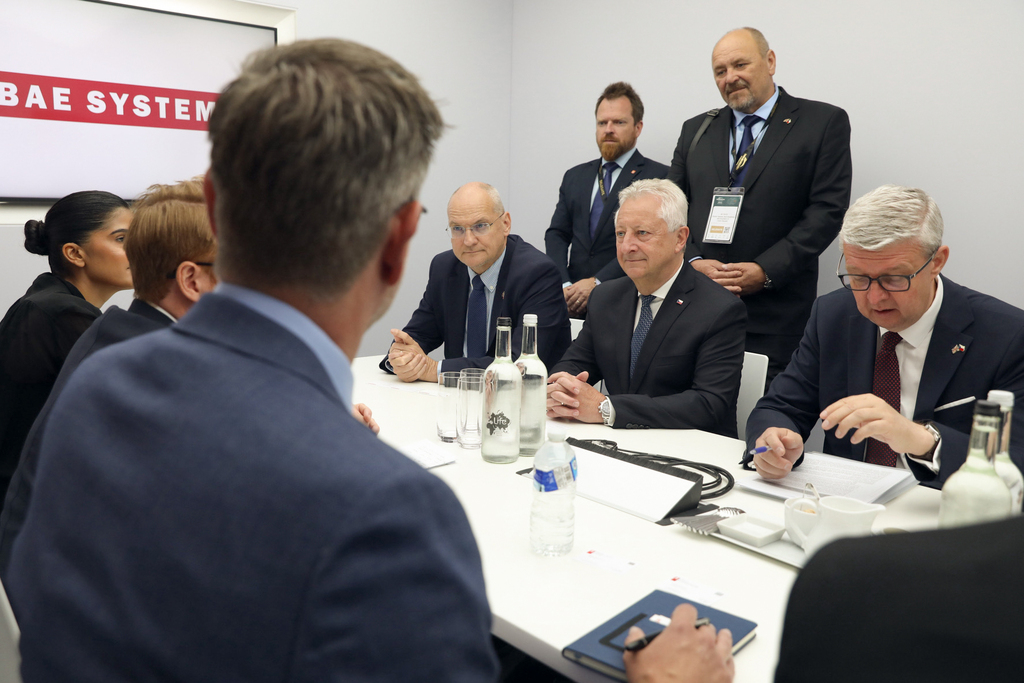 Ministr obrany Jaromír Zůna se zúčastnil mezinárodního aerosalonu Farnborough International Airshow