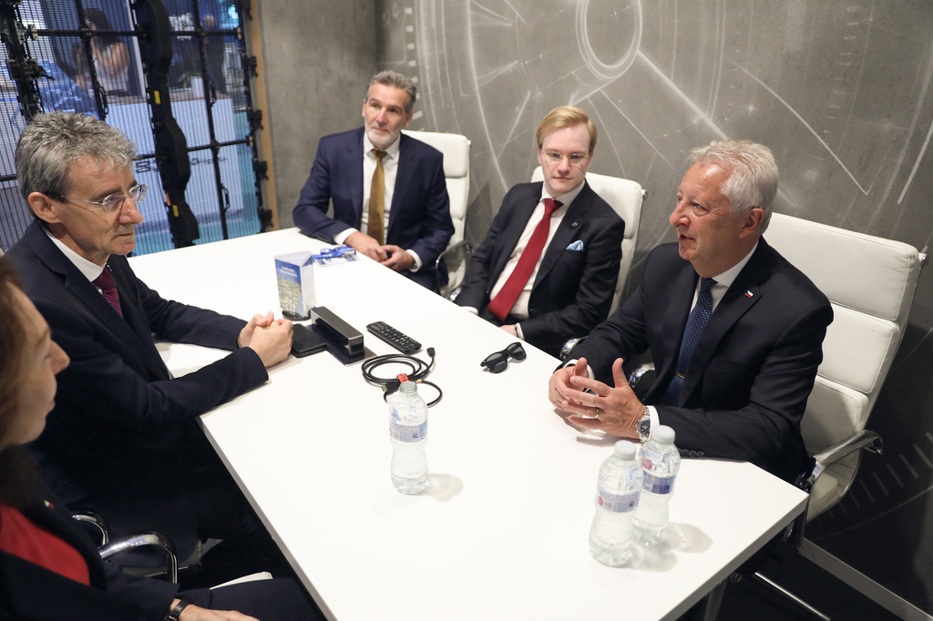 Ministr obrany Jaromír Zůna se zúčastnil mezinárodního aerosalonu Farnborough International Airshow