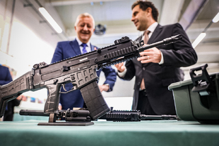 Ministr obrany se společně s Armádou ČR ve Štěpánově zúčastnil převzetí dodávky ručních zbraní