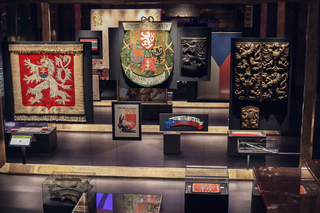 V Národním památníku na Vítkově s hrobem Neznámého vojína se otevřela stálá expozice Symboly státnosti