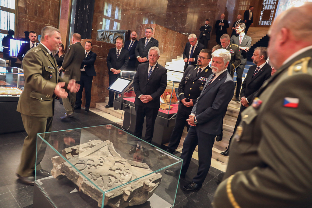 V Národním památníku na Vítkově s hrobem Neznámého vojína se otevřela stálá expozice Symboly státnosti