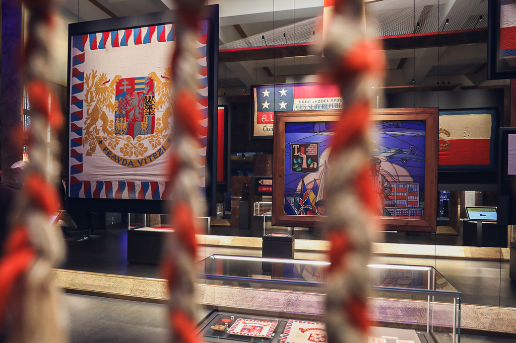 V Národním památníku na Vítkově s hrobem Neznámého vojína se otevřela stálá expozice Symboly státnosti