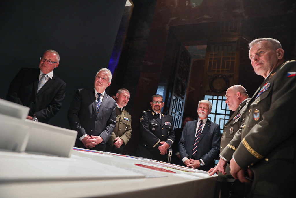 V Národním památníku na Vítkově s hrobem Neznámého vojína se otevřela stálá expozice Symboly státnosti