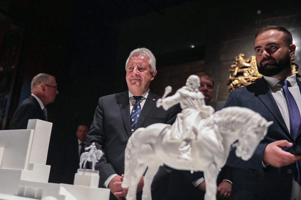 V Národním památníku na Vítkově s hrobem Neznámého vojína se otevřela stálá expozice Symboly státnosti