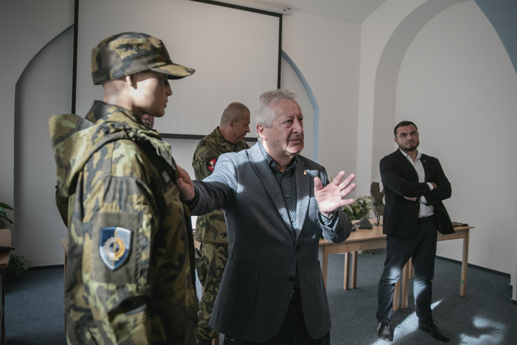 Ministr obrany Jaromír Zůna dnes navštívil v Brně Centrum zabezpečení materiálem týlových služeb