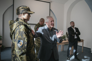 Ministr obrany Jaromír Zůna dnes navštívil v Brně Centrum zabezpečení materiálem týlových služeb