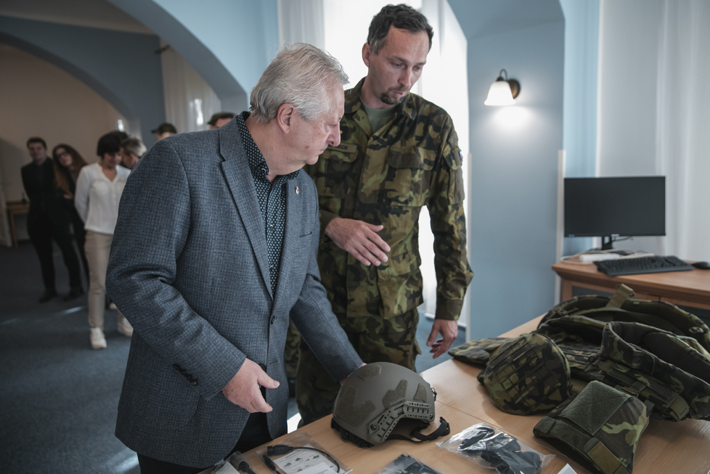 Ministr obrany Jaromír Zůna dnes navštívil v Brně Centrum zabezpečení materiálem týlových služeb
