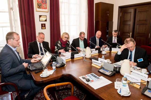 Seminář zahájil předseda výboru pro obranu D. Kádner