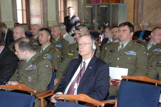 Semináře se účastní také řada vojáků