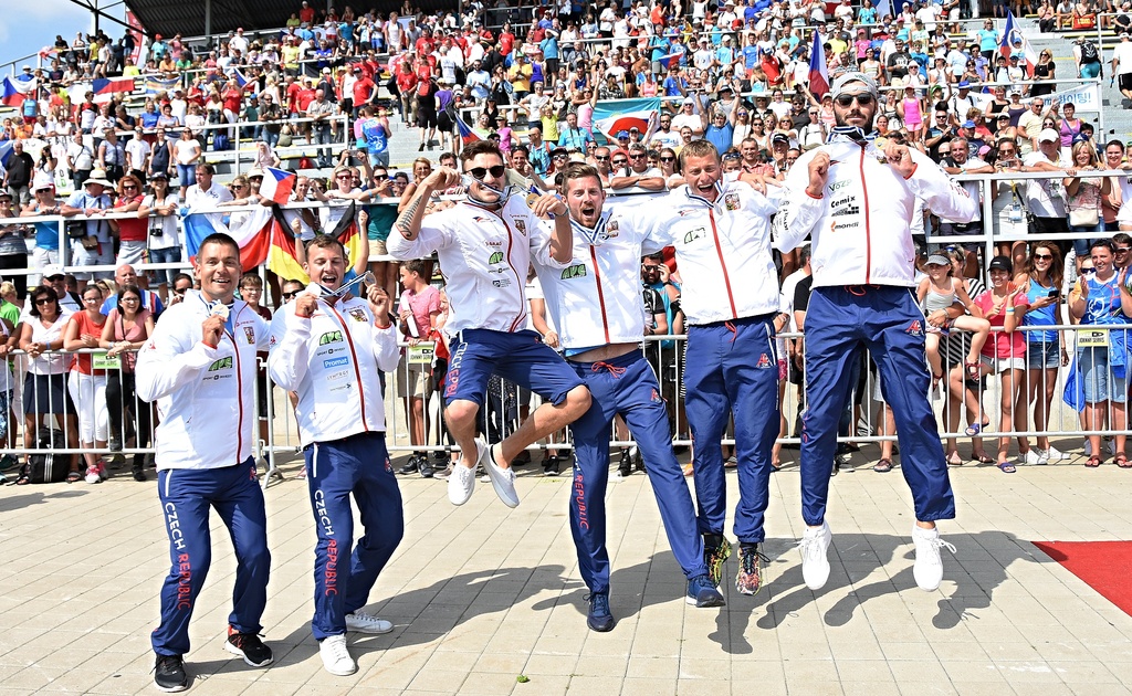 Šest medailí včetně dvou zlatých vylovili na světovém šampionátu kanoisté a kajakáři Dukly