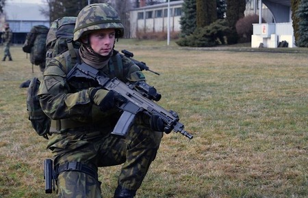 Co nejdříve na úrovni s ostatními: Armádní nováčci absolvují zdokonalovací výcviky