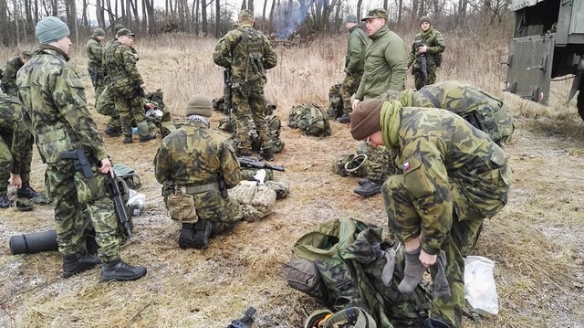 Vojáci dostali informace o správné péči o své tělo při dlouhodobém pobytu v přírodě