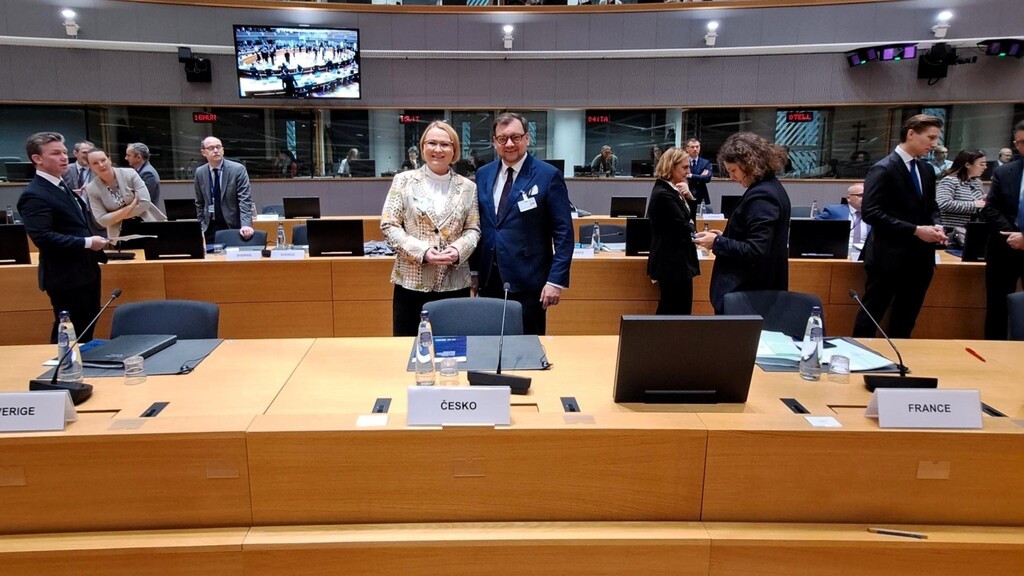 Ministři obrany EU jednali v Bruselu, na programu byla vojenská pomoc Ukrajině i další bezpečnostní problémy současnosti. Na fotografii ministryně obrany a vrchní ředitel sekce obranné politiky a strategie J. Jireš
