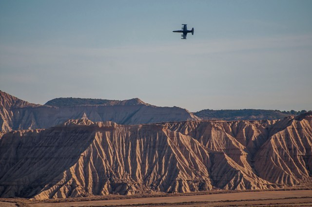Silueta L-159 nad střelnicí Bardenas