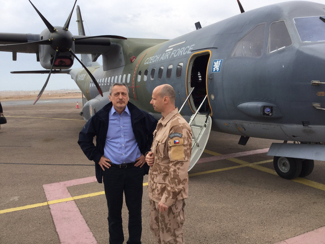 Ministr se setkal na Sinaji s českými vojáky, v misi MFO od roku 2013 zajišťuje přepravu letoun CASA s leteckým a pozemním personálem AČR