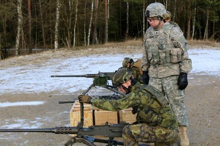 Výsadkáři z Chrudimi trénovali na Afghánistán s kulomety M2 