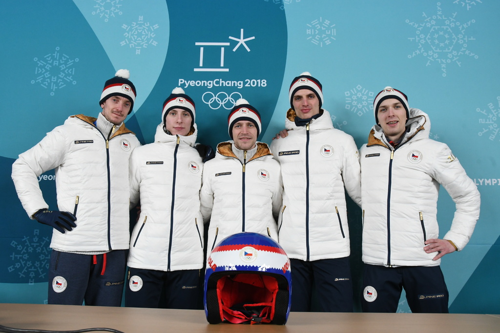 Skokani na lyžích s novou barvou na přilbě - Hlava, Polášek, Koudelka, Kožíšek a Štursa