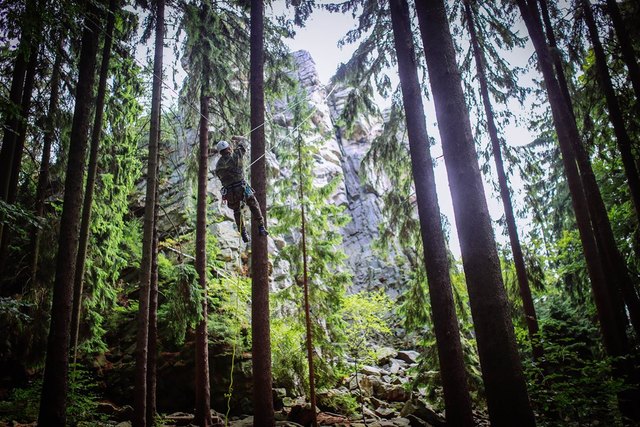 Slanění po ukloněném traverzu. V pozadí skály Čtyři palice