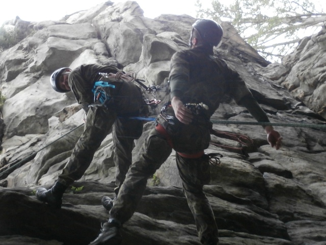 Slanění se zraněným v závěsu