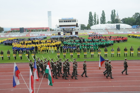 Na armádním stadionu Juliska sportovalo šest set školáků, plnili odznak všestrannosti