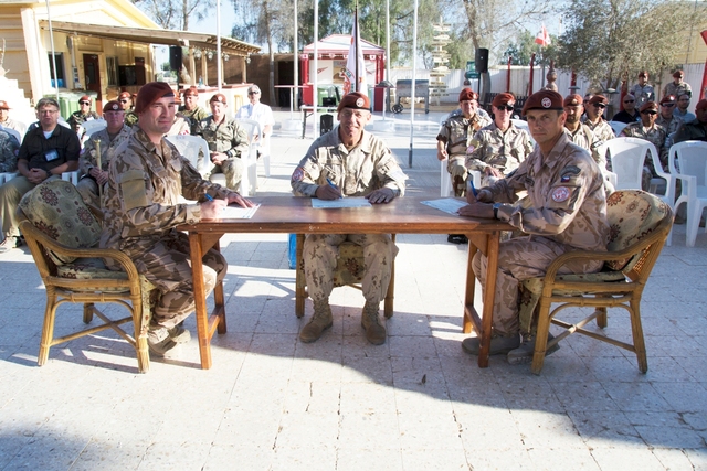Slavnostní podpis certifikátu o předání velení (pplk. Cápal, genmaj. Thompson, pplk. Pažúr)