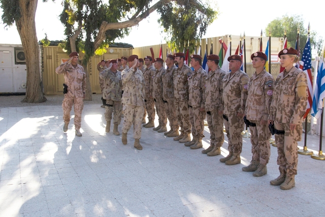 Slavnostní přehlídku českého kontingentu, generála Thompsona doprovází pplk. Pažúr