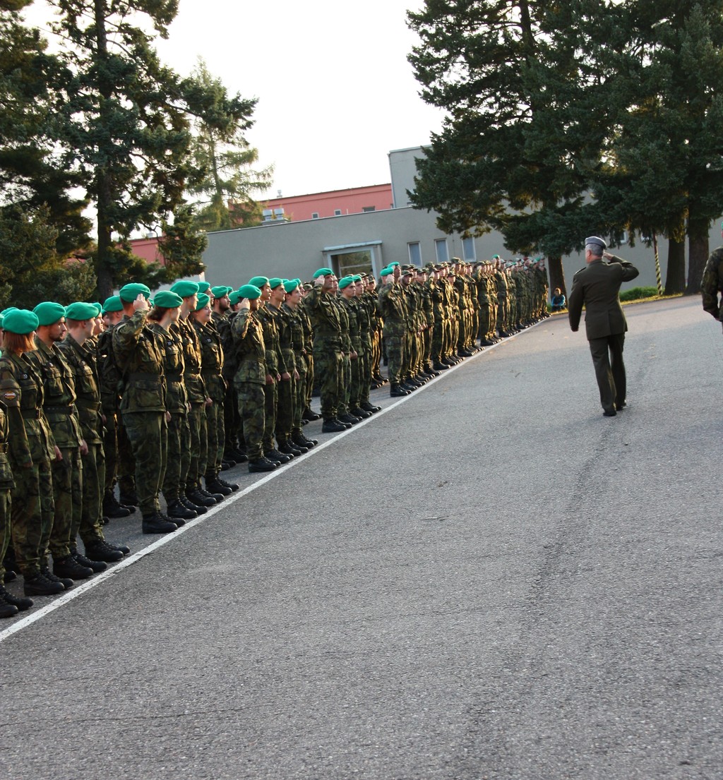 Slavnostní přehlídka velitele školy plukovníka gšt. Zdeňka Macháčka