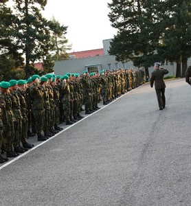 Slavnostní přehlídka velitele školy plukovníka gšt. Zdeňka Macháčka