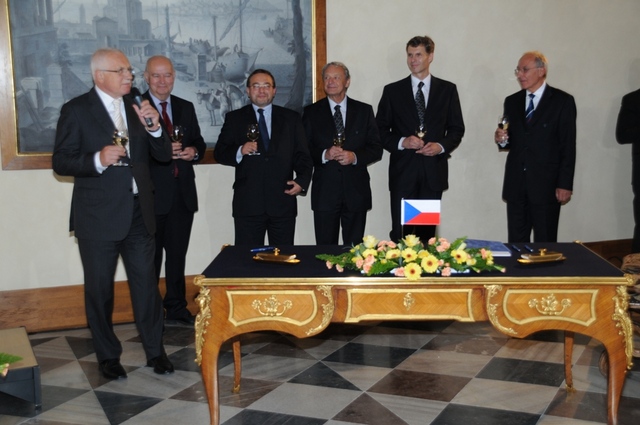 Slavnostní přípitek po podpisu přihlášky