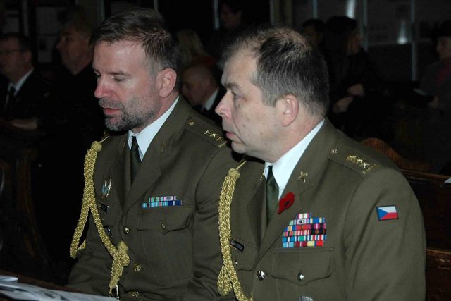 Slavnostního shromáždění se zúčastnili i hlavní kaplan armády plukovník Jan Kozler a plukovník Eduard Stehlík (vpravo)