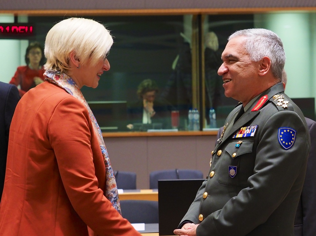 Karla Šlechtová se na jednání rady ministrů obrany Evropské unie zdraví se stálým předsedou Vojenského výboru Evropské unie (EUMC) Michailem Kostarakosem