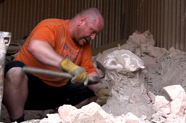 Slévač Jaroslav Vančat odstraňuje formu odlitku