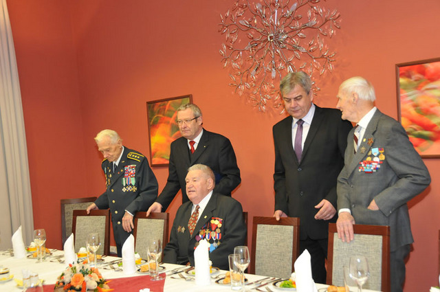 Slovenská delegace  - zleva: veterán plk. Anton Droppa, pplk. Milan Tomáš z MO SR, veterán svob. Karol Kuna, plk. Daniel Kostra z MO SR a veterán plk. Eugen Kropilák