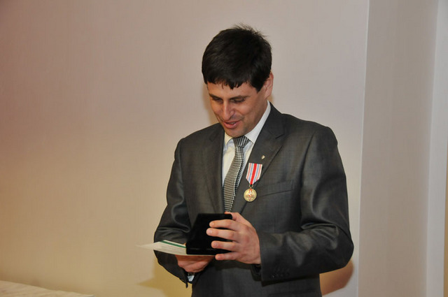 Náměstek Michael Hrbata s Pamětní medailí ministra obrany Slovenské republiky